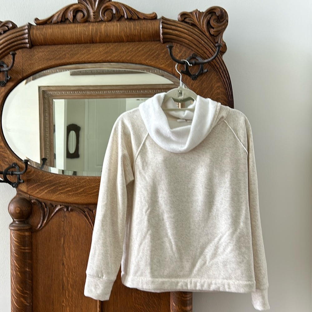 Gap cowl neck sweatshirt. Length 19” Bust 20” Perfect for fall and winter